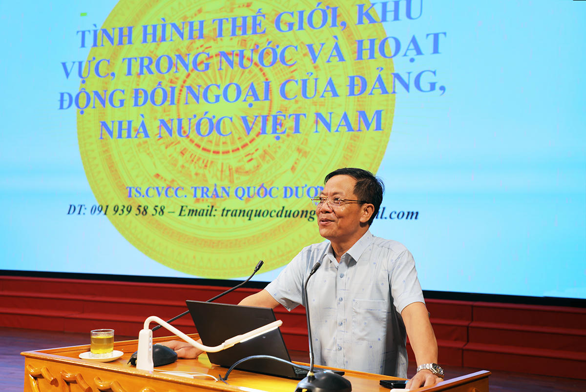 Tiến sĩ Trần Quốc Dương, Giảng viên cao cấp Học viện Chính trị Quốc gia Hồ Chí Minh, truyền đạt chuyên đề Tại hội nghị.&nbsp;