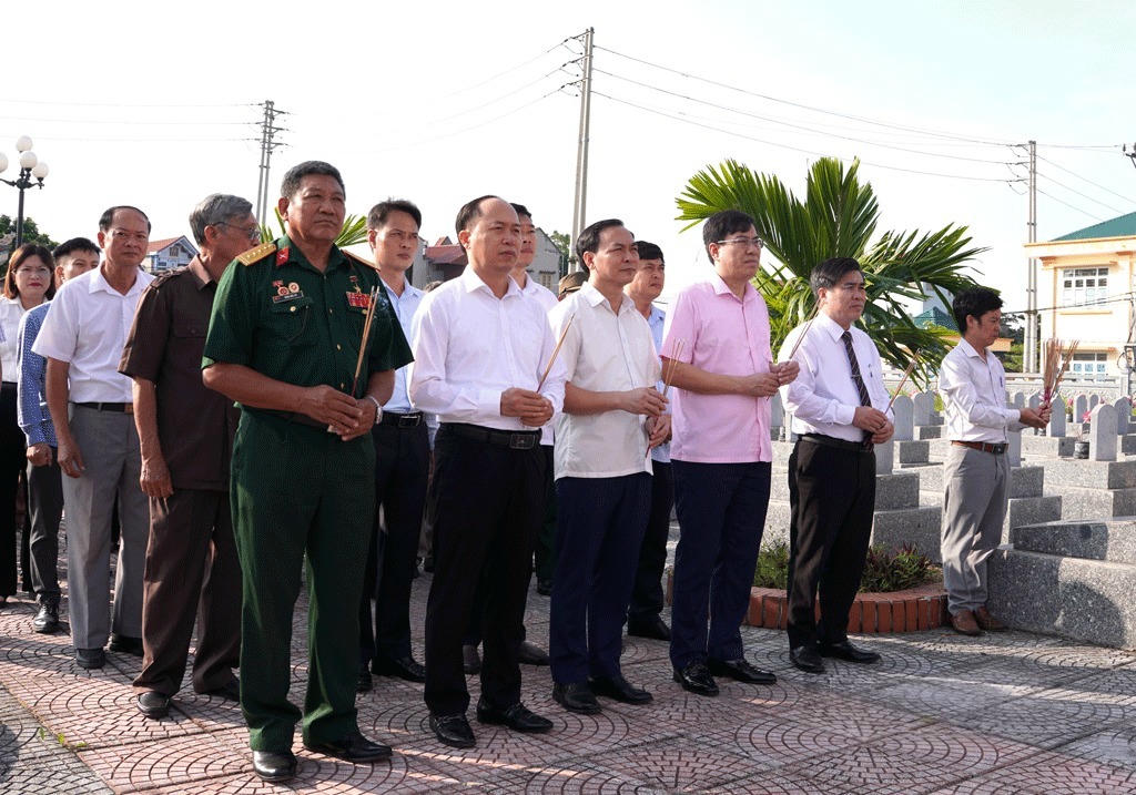 Các đại biểu dâng hương tại Nghĩa trang Liệt sĩ Bồ Đề&nbsp;(Ảnh: Trần Thoan)