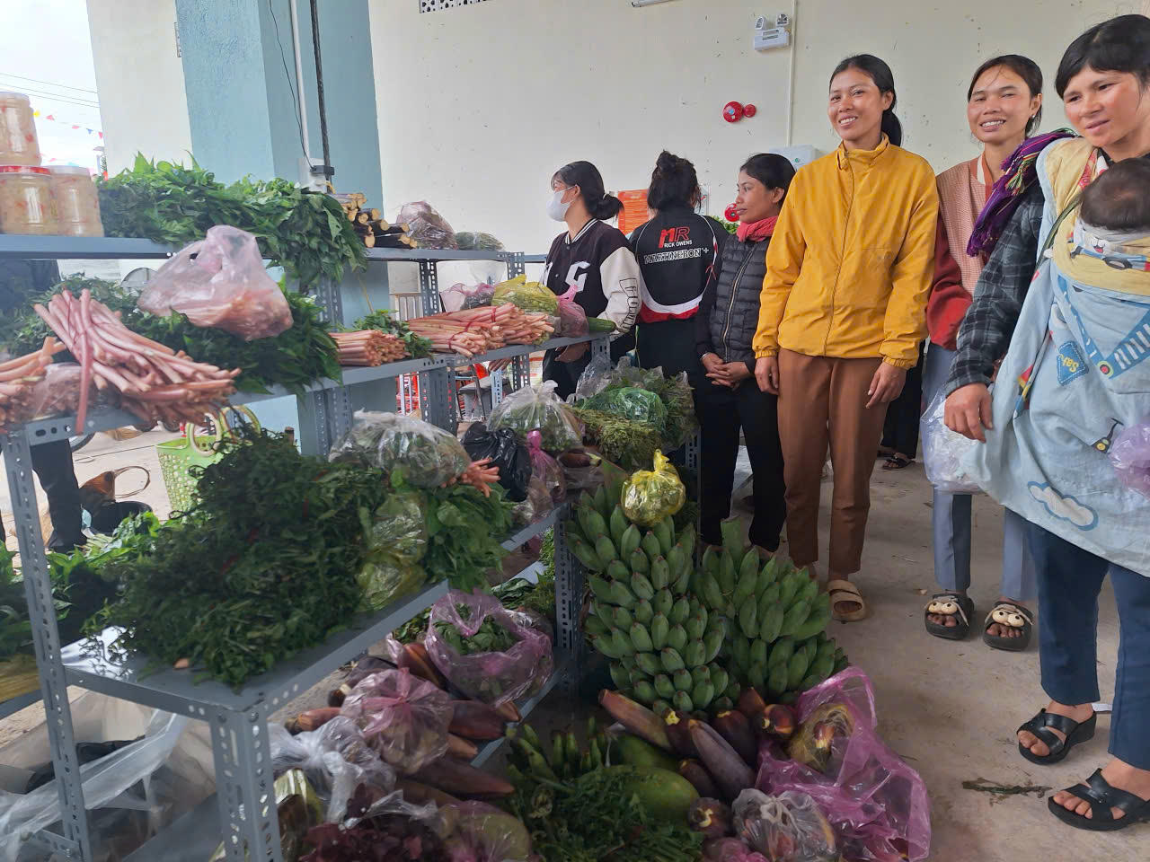 Người dân xã Tu Mơ Rông hào hứng mua sắm, giới thiệu nông sản và sản phẩm đặc trưng địa phương tại các gian hàng của Phiên chợ 0 đồng.