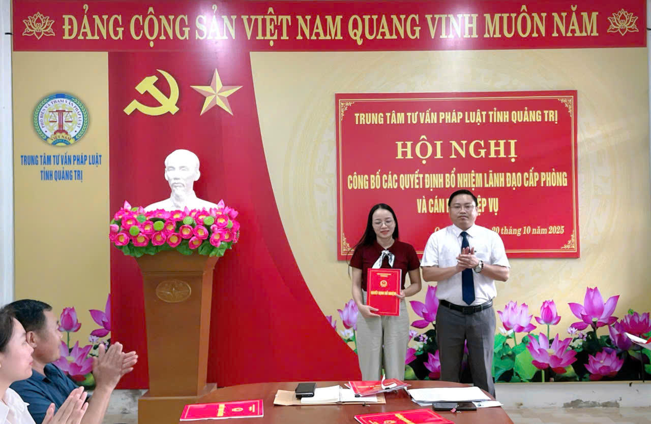 Trao Quyết định bổ nhiệm cho cán bộ tư vấn pháp luật Khu vực 5..