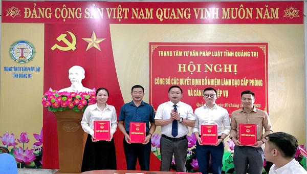 Trung tâm Tư vấn Pháp luật tỉnh Quảng Trị trao các quyết định bổ nhiệm cán bộ