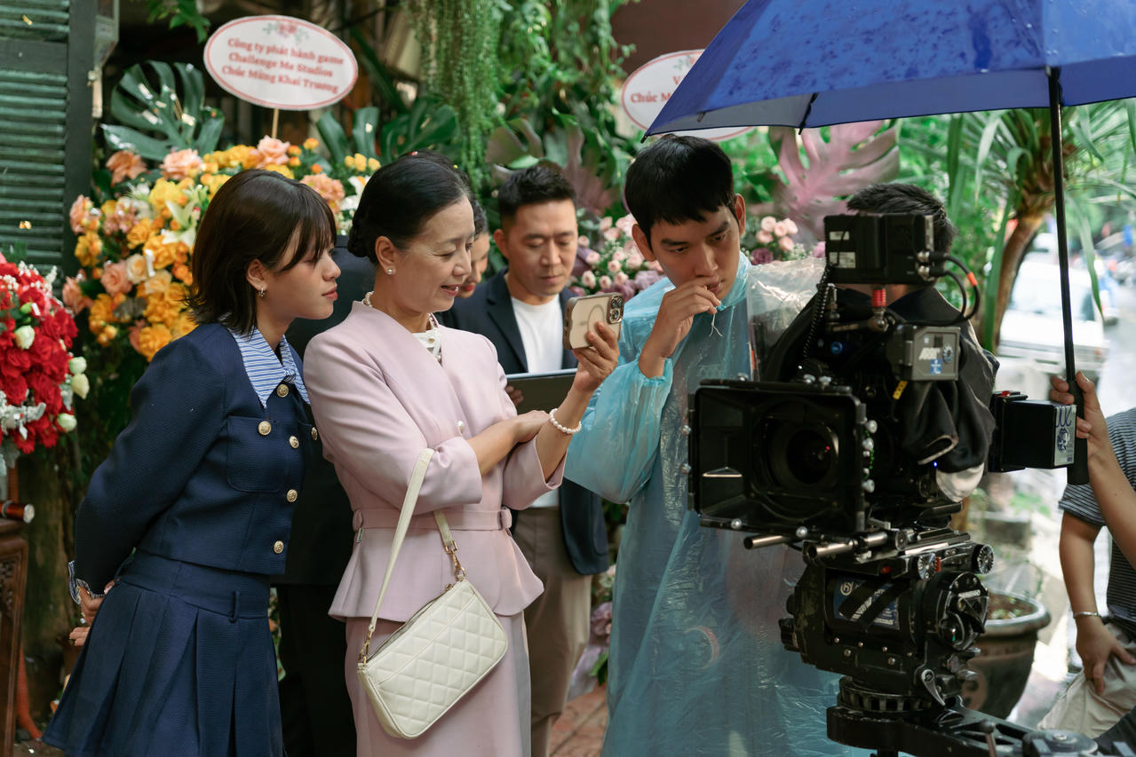 Mẹ con&nbsp;NSƯT Chiều Xuân trong hậu trường phim. Ảnh ĐPCC
