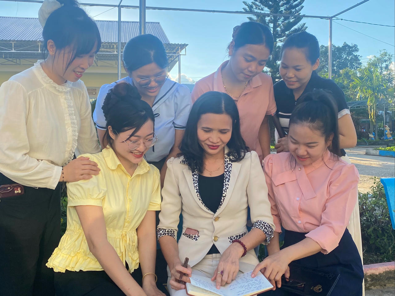 Cô giáo Trần Thị Hảo (ngồi giữa) trao đổi với giáo viên trường mầm non Hoa Mai nhằm nâng cao chất lượng giảng dạy.