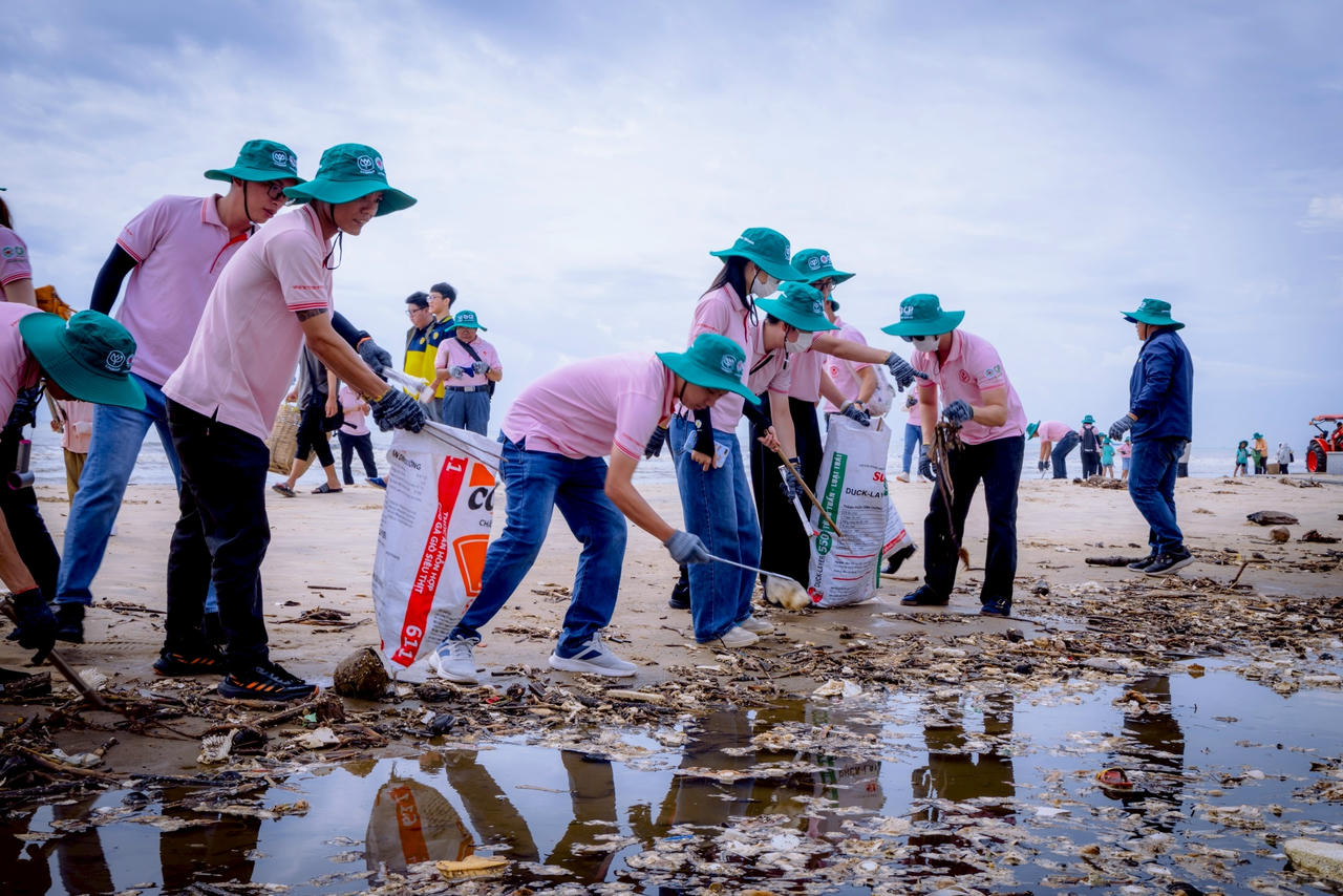 Các tình nguyện viên đến từ C.P. Việt Nam đang nhặt rác trên biển Vũng Tàu