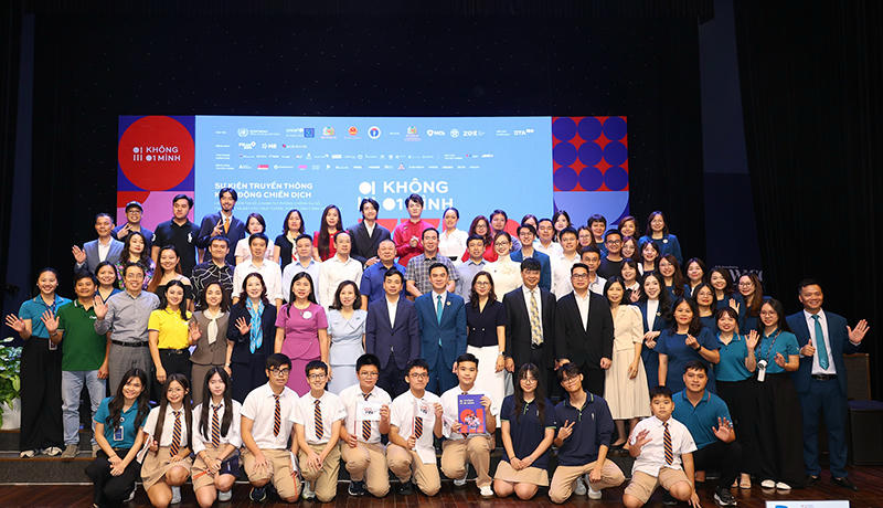 Các đại biểu tham gia Lễ phát động chiến dịch truyền thông Không Một Mình. (Ảnh: Nguyễn Cường)