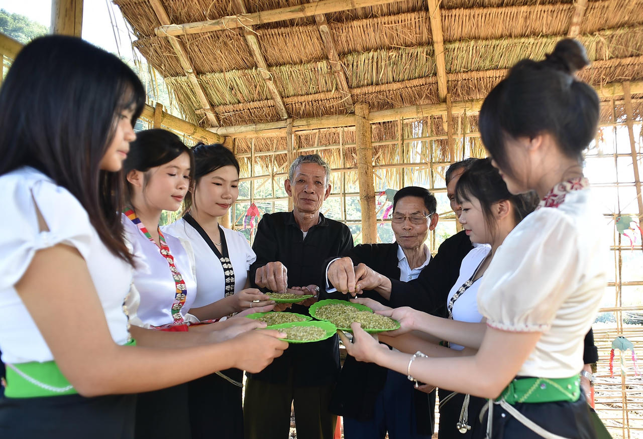 Hạt cốm xanh thơm dẻo được chia lộc, ban phát cho mọi người cùng hưởng lộc trời.