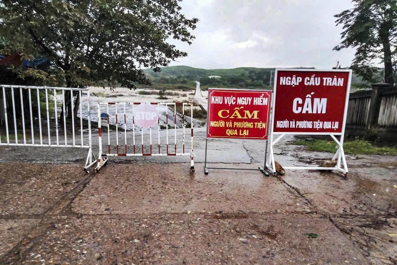Cơ quan chức năng cấm người và phương tiện qua lại cầu tràn Thạch Nham (Quảng Ngãi)