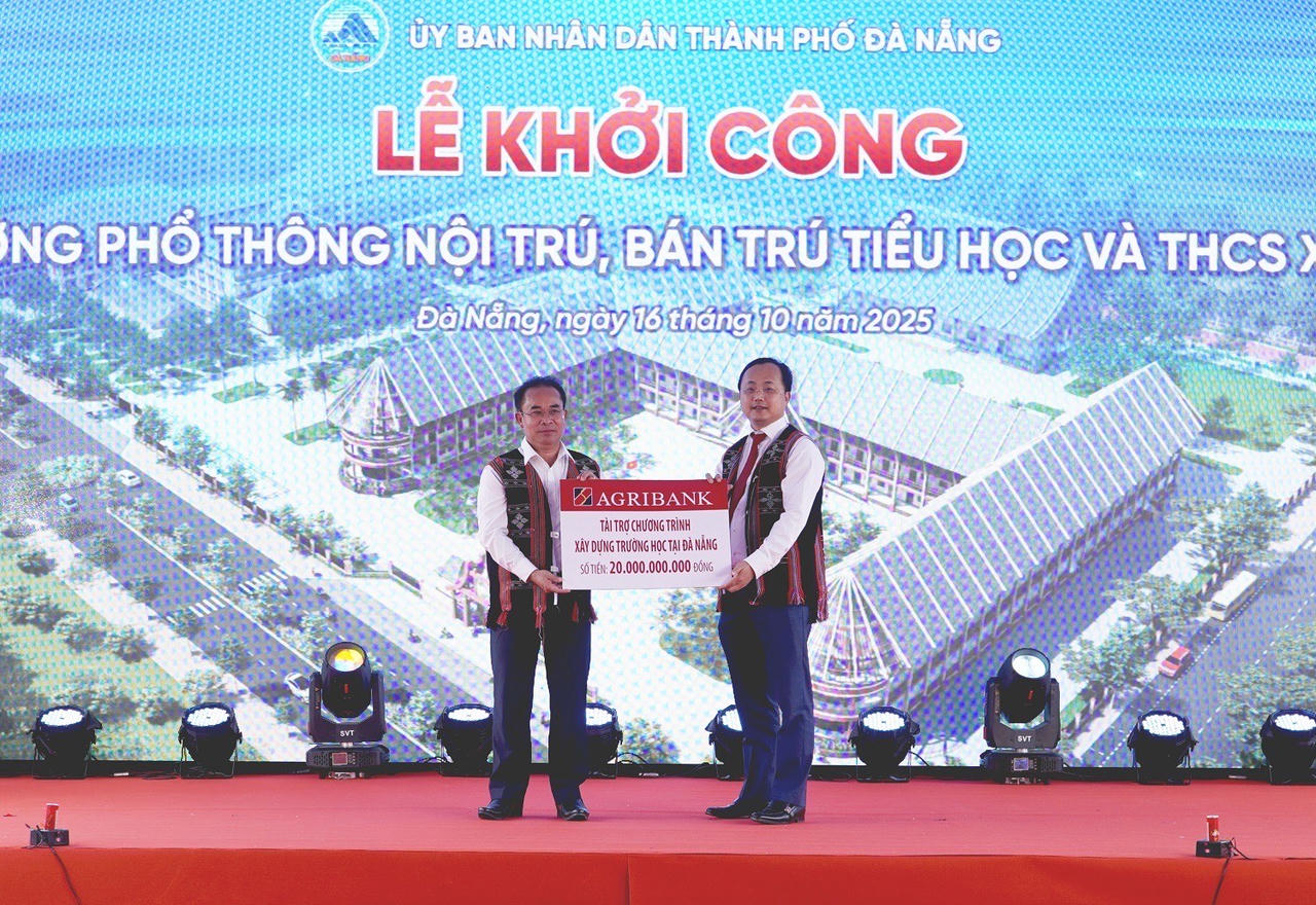 Ông Tô Huy Vũ - Bí thư Đảng ủy, Chủ tịch HĐTV trao tặng 20 tỷ đồng tài trợ “Chương trình xây dựng trường học tại Đà Nẵng”