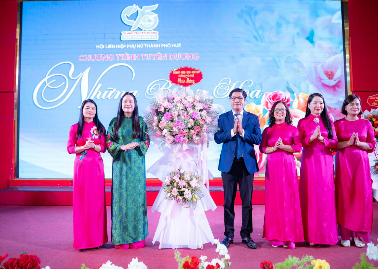 Phó Chủ tịch UBND thành phố Huế Nguyễn Chí Tài tặng hoa chúc mừng Hội LHPN thành phố Huế.