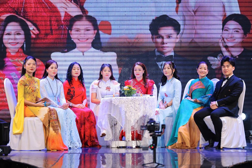 NTK Hoàng Ly và các vị khách mời tại chương trình "30 năm đam mê và khát vọng”