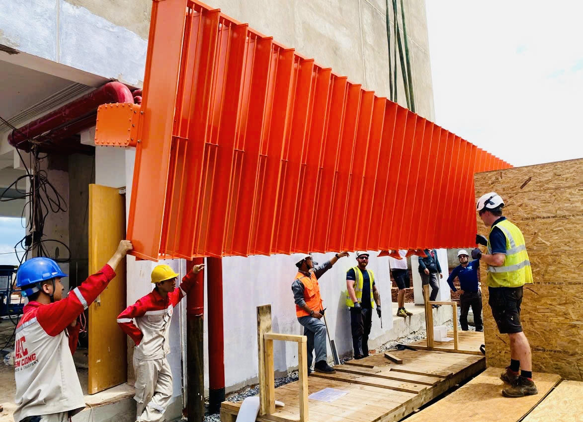 Các kỹ sư và chuyên gia kiểm tra hệ thống anten thứ cấp trước khi đưa lên tháp lắp đặt.