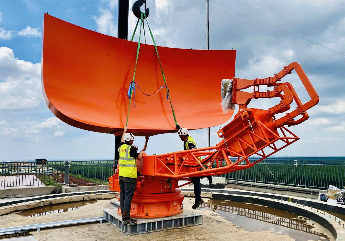 Lực lượng kỹ thuật tiến hành lắp đặt hệ thống anten radar sơ cấp.