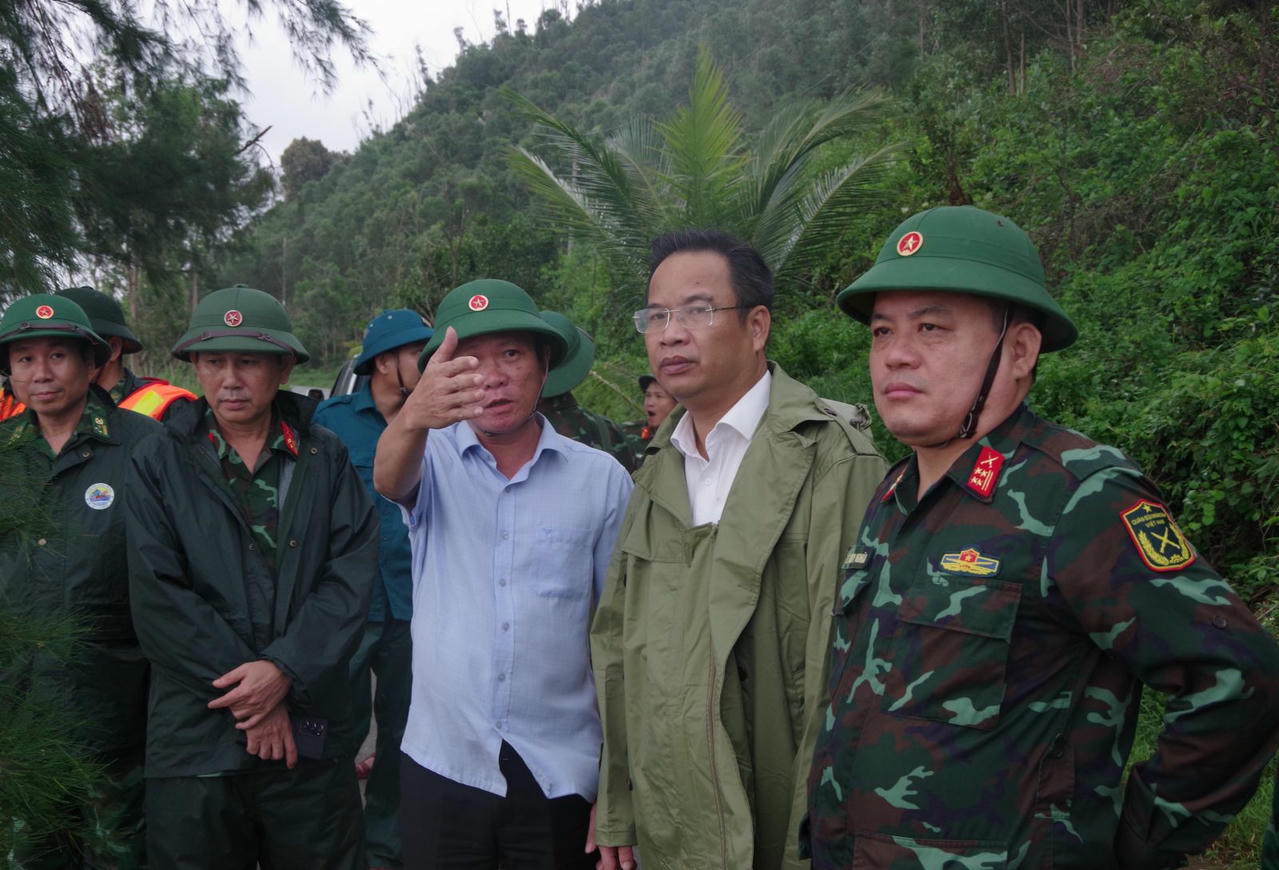 Lãnh đạo TP Huế kiểm tra tại một số khu vực có nguy cơ cao biển xâm thực vào tại xã Vinh Lộc.