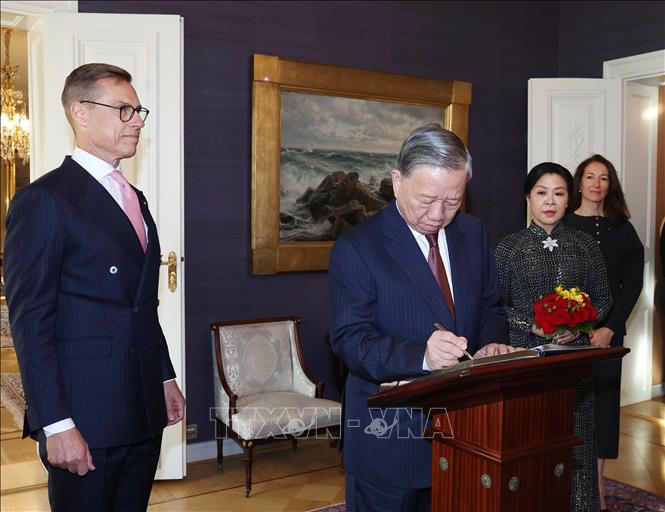 Tổng Bí thư ghi sổ lưu niệm - Ảnh: TTXVN