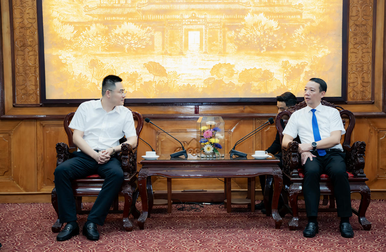 Ông Phan Thiên Định, Chủ tịch UBND TP Huế làm việc với Đoàn công tác Hãng hàng không Quốc tế Donghai Airlines (Trung Quốc).