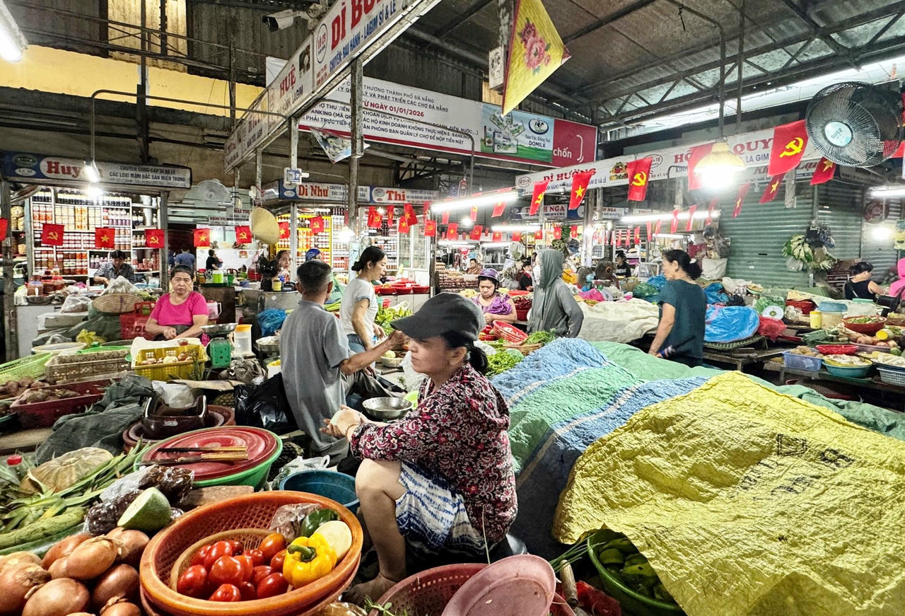 Người dân lựa chọn thực phẩm, nhu yếu phẩm cần thiết, chuẩn bị cho những ngày mưa lớn kéo dài.