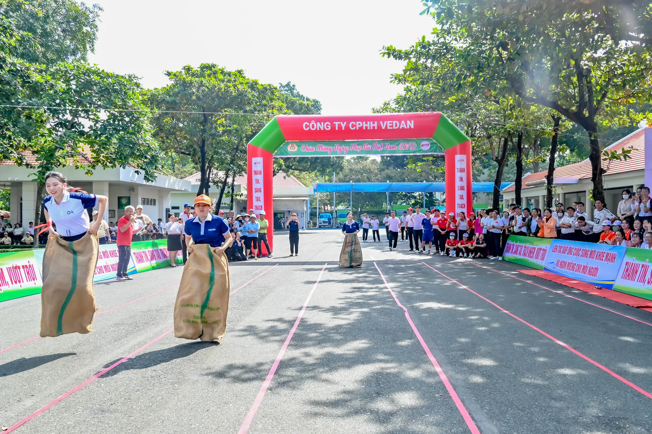 Các nhân viên nữ tích cực hưởng ứng Hội thi 20.10