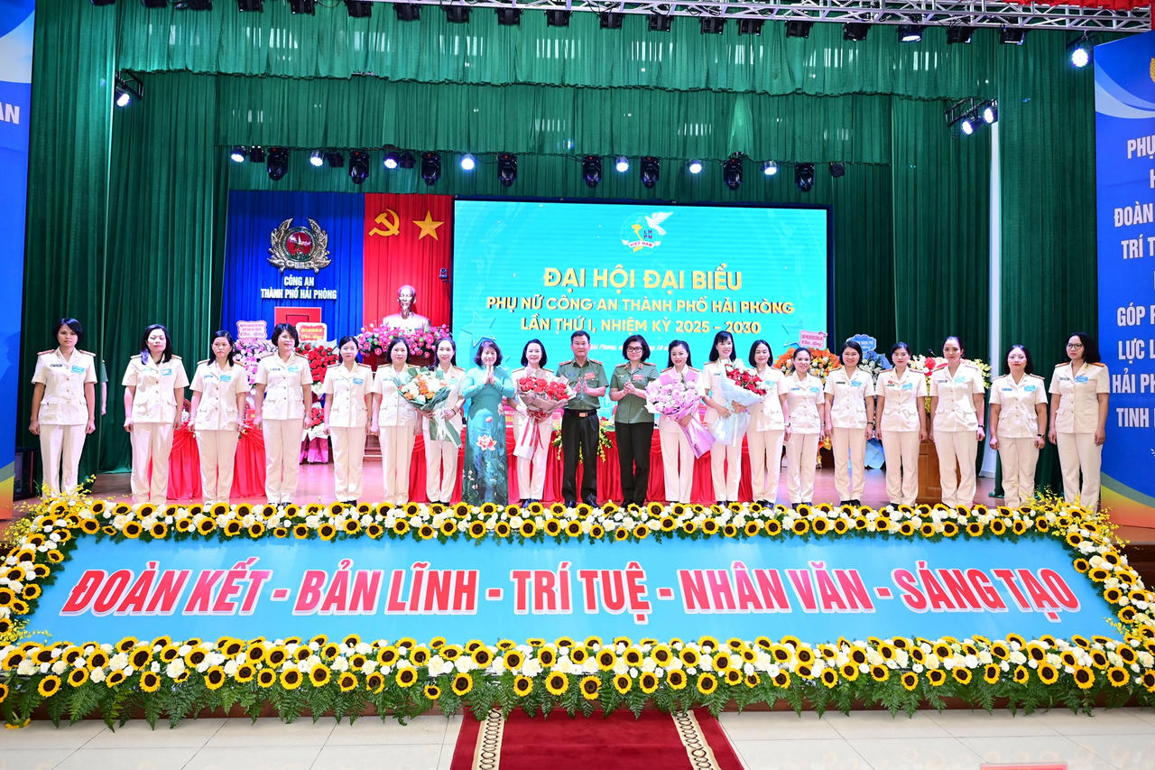 Thiếu tướng Ngô Hoài Thu và Thiếu tướng Bùi Quang Bình biểu dương những kết quả toàn diện của phụ nữ Công an thành phố