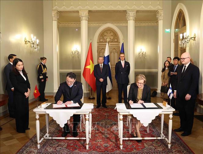 Tổng Bí thư Tô Lâm và Tổng thống Cộng hòa Phần Lan Alexander Stubb chứng kiến lễ ký Biên bản ghi nhớ giữa Bộ Tài chính Việt Nam và Cơ quan tín dụng xuất khẩu Phần Lan (Finnvera). Ảnh: Thống Nhất/TTXVN