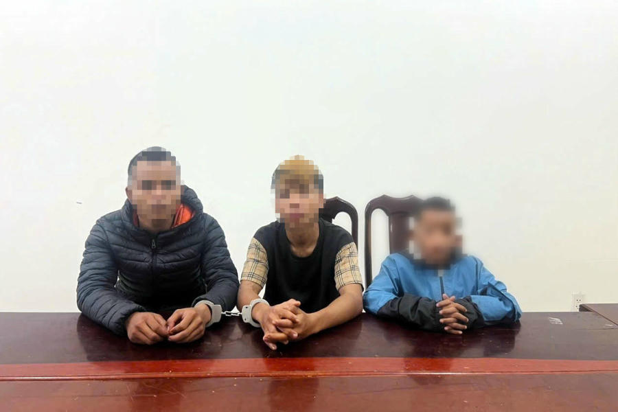 Dùng dao khống chế bạn nhậu để cướp xe máy