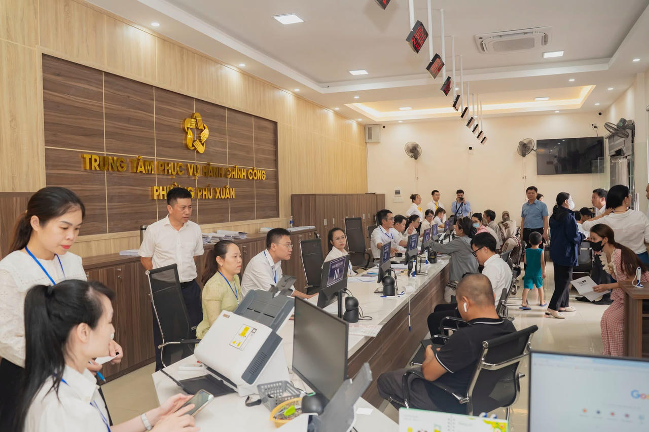 Người dân đến giao dịch tại Trung tâm Phục vụ hành chính công phường Phú Xuân.