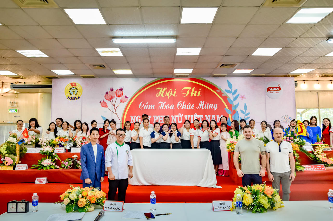 Ban Giám khảo và các tiết mục cắm hoa của chị em phụ nữ&nbsp;