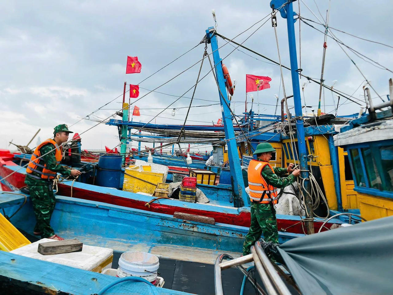 Lực lượng biên phòng giúp ngư dân neo tàu thuyền trước khi bão đổ bộ.