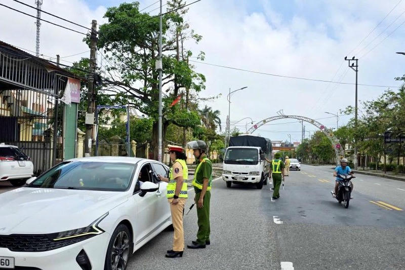 Sau 3 ngày ra quân Hà Tĩnh xử lý hàng trăm người vi phạm nồng độ cồn