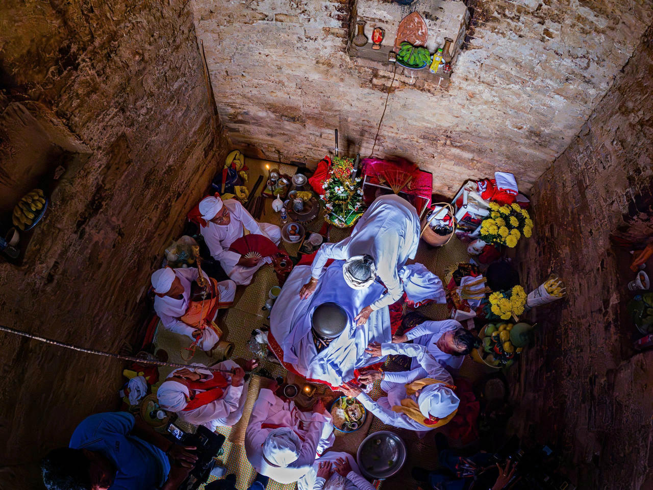 Nghi lễ tắm tượng thần Linga - Yoni tại tháp&nbsp;tại tháp Pô Sah Inư.