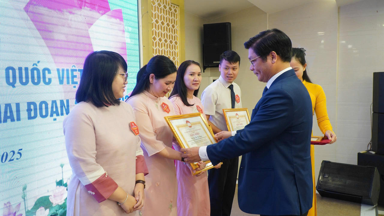 Phó Chủ tịch UBND TP Huế Nguyễn Chí Tài tặng Bằng khen cho các cá nhân điển hình tiên tiến.