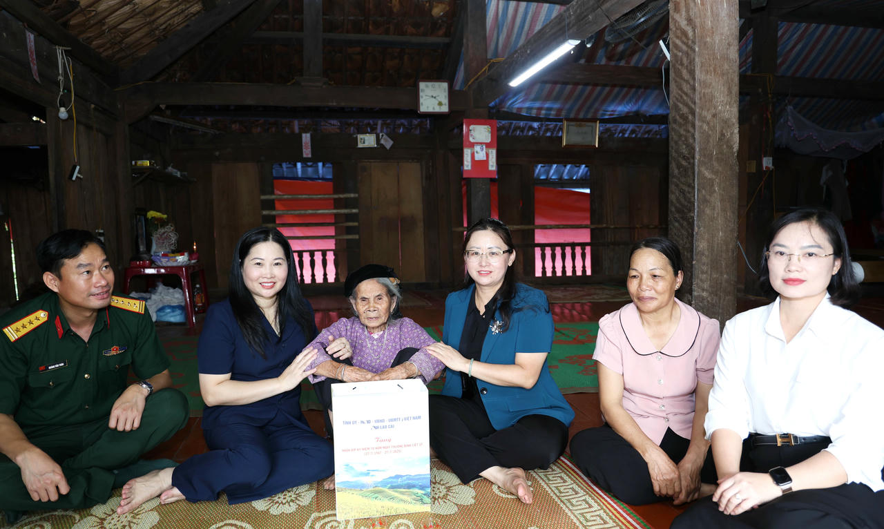 Bà Giàng Thị Dung, Phó Bí thư Tỉnh ủy, Chủ tịch Ủy ban MTTQ Việt Nam tỉnh và Đoàn công tác của tỉnh đã đến thăm, tặng quà bà Hoàng Thị Hiên&nbsp;là mẹ liệt sĩ tại thôn Vằm xã Thượng Bằng La.