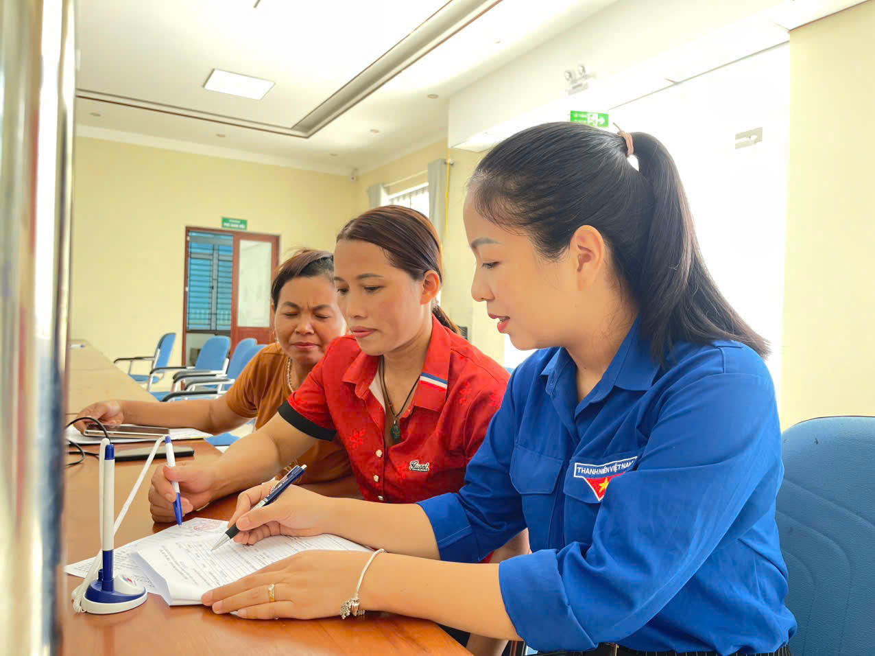 Cán bộ tín dụng NHCSXH Anh Sơn tận tình hướng dẫn nhân dân sử dụng vốn vay phát triển kinh tế, cải thiện đời sống.