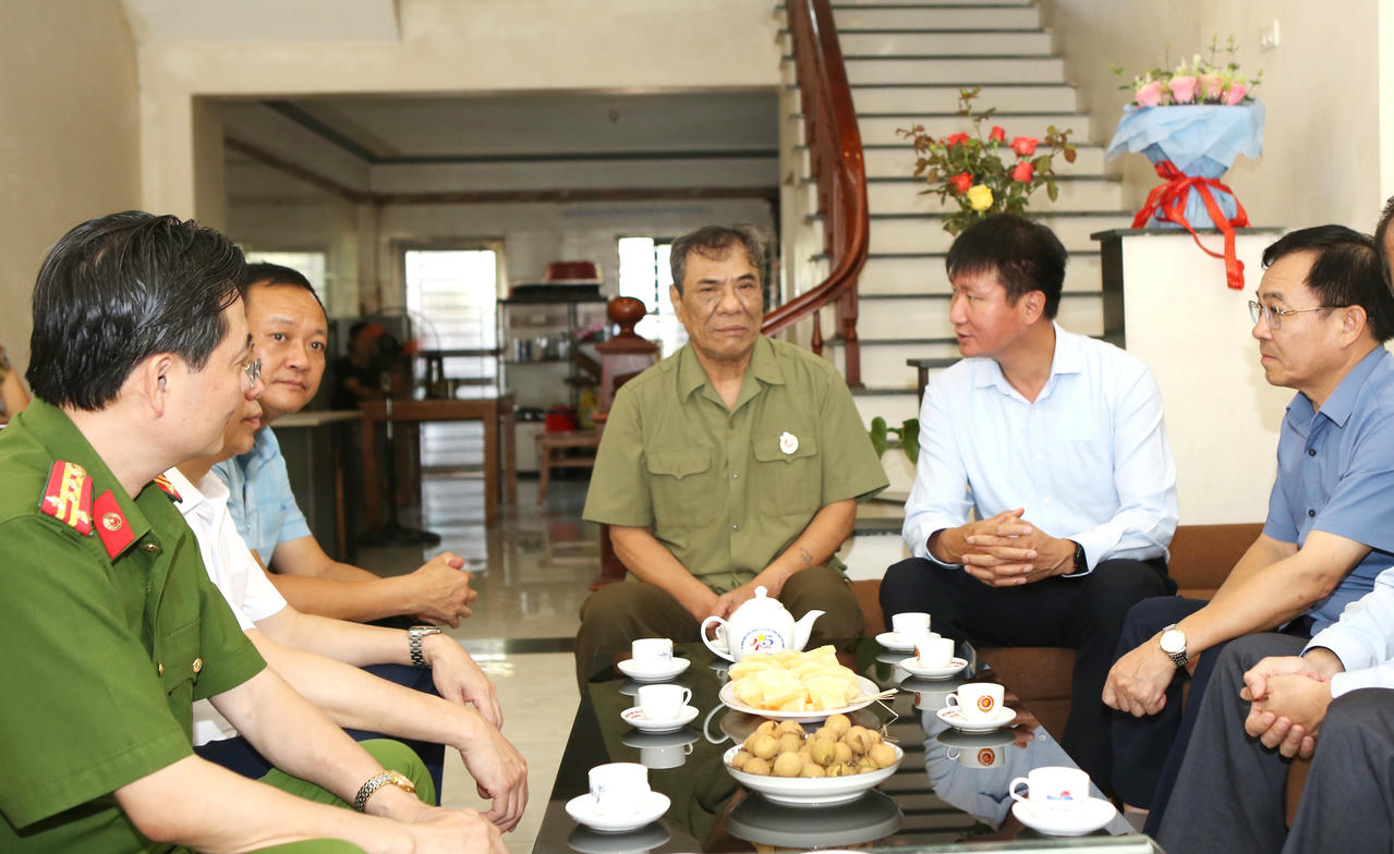 Chủ tịch UBND tỉnh Lào Cai Trần Huy Tuấn và đoàn công tác thăm cựu chiến binh Trần Quốc Bình tại phường Cam Đường.