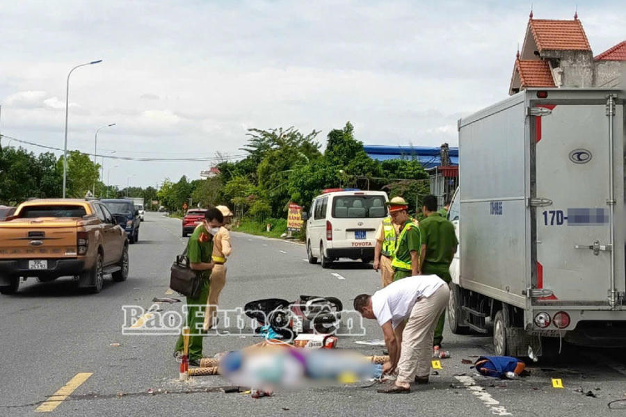Va chạm giữa xe máy và ô tô tải, một người tử vong tại chỗ