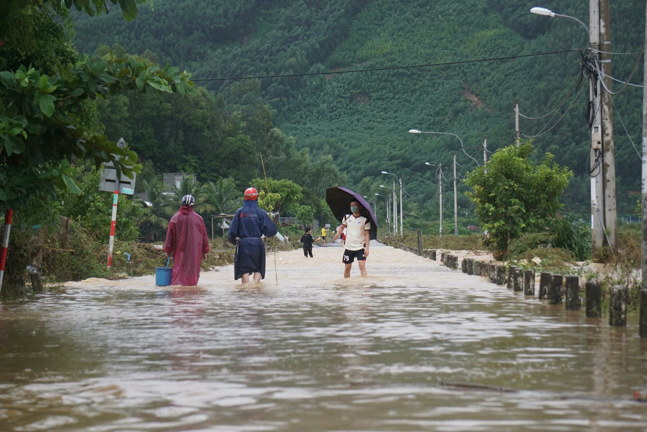 Người dân lồng bè hạ du hồ Phú Ninh tất bật “chạy lũ” trước bão số 12
