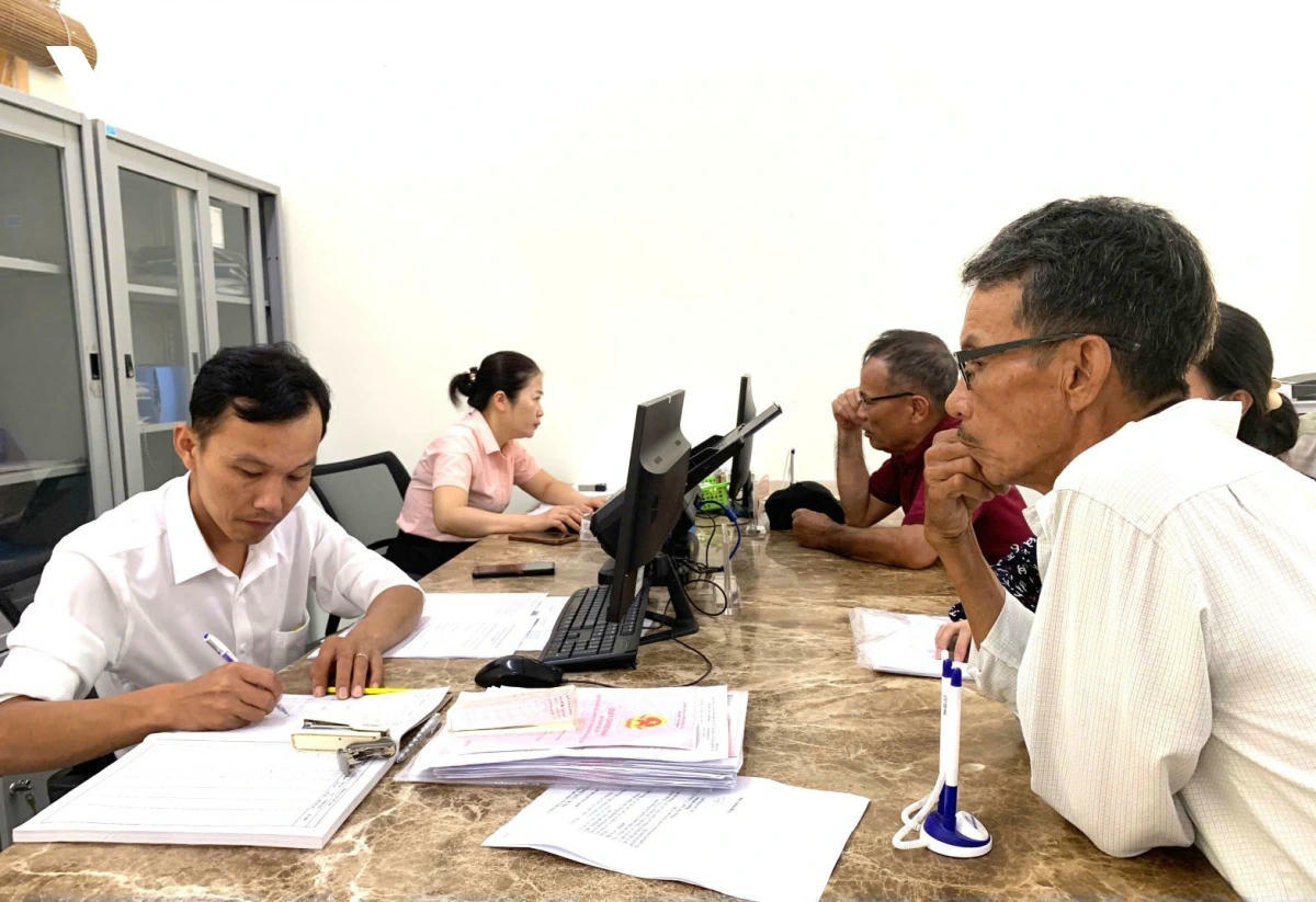 Người dân TP Huế đến làm thủ tục hành chính công ở các xã, phường.