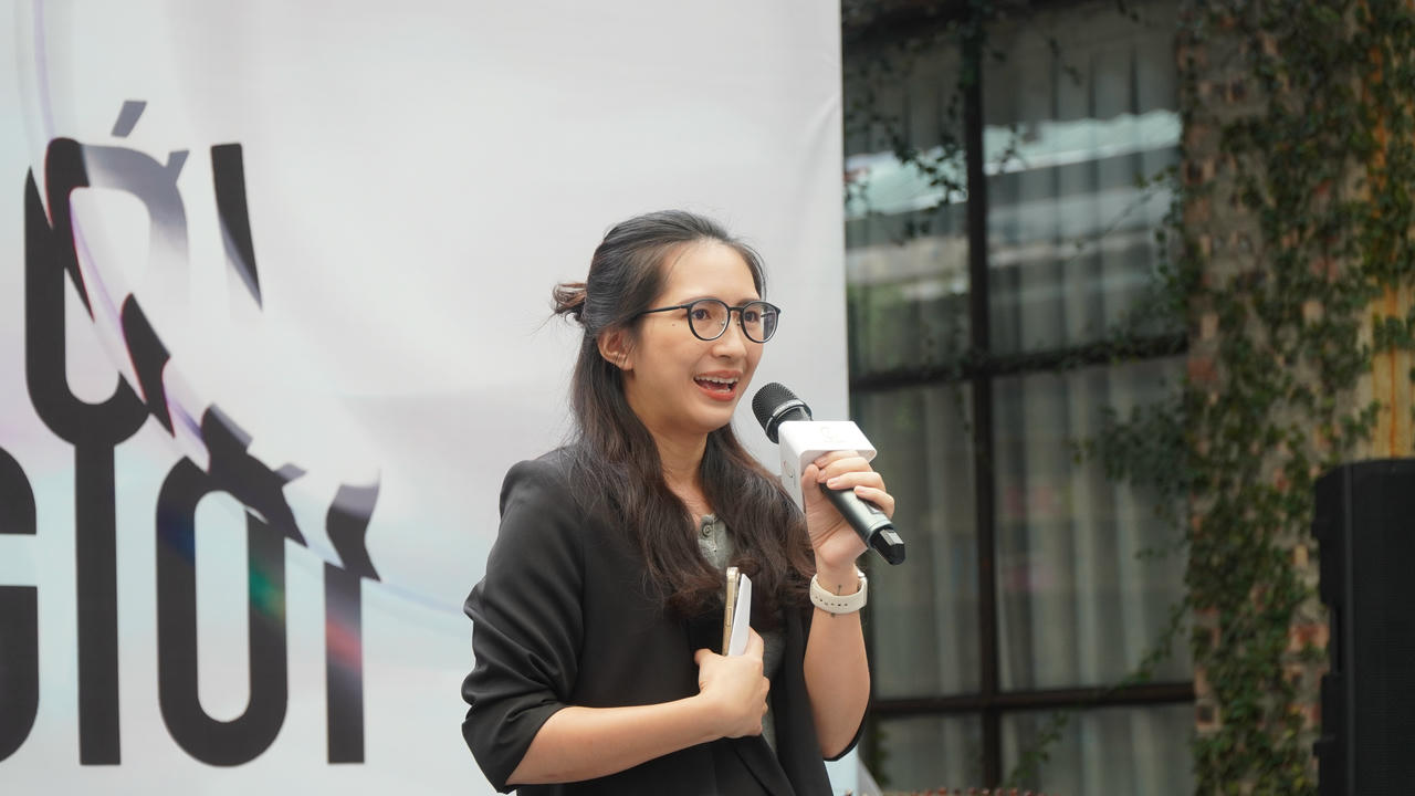 Bà Mai Quỳnh Anh - Quản lý chương trình tại TUVA Communication chia sẻ tại lễ khai mạc