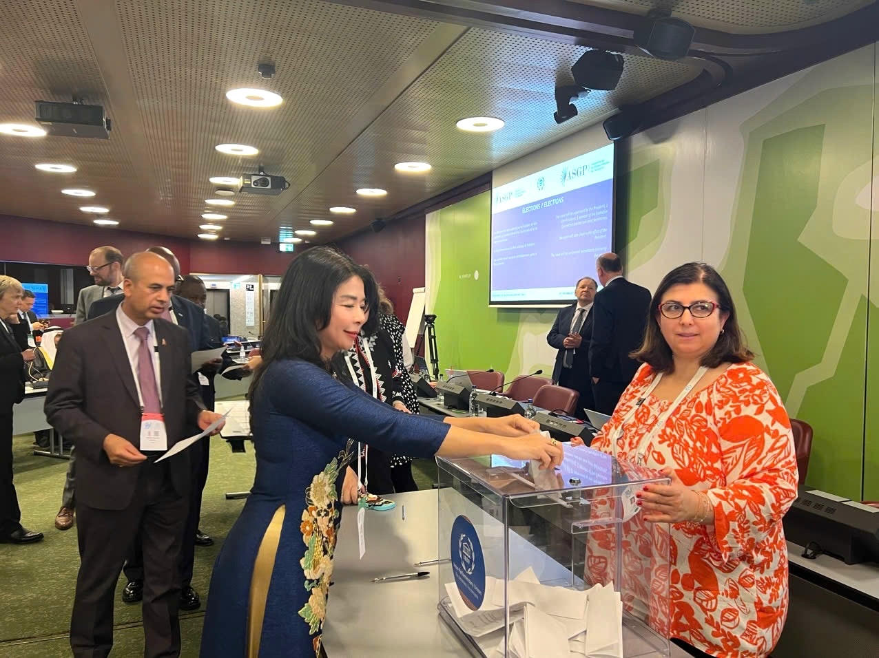 Bà Lê Thu Hà tham gia bỏ phiếu bầu Ban Chấp hành ASGP.