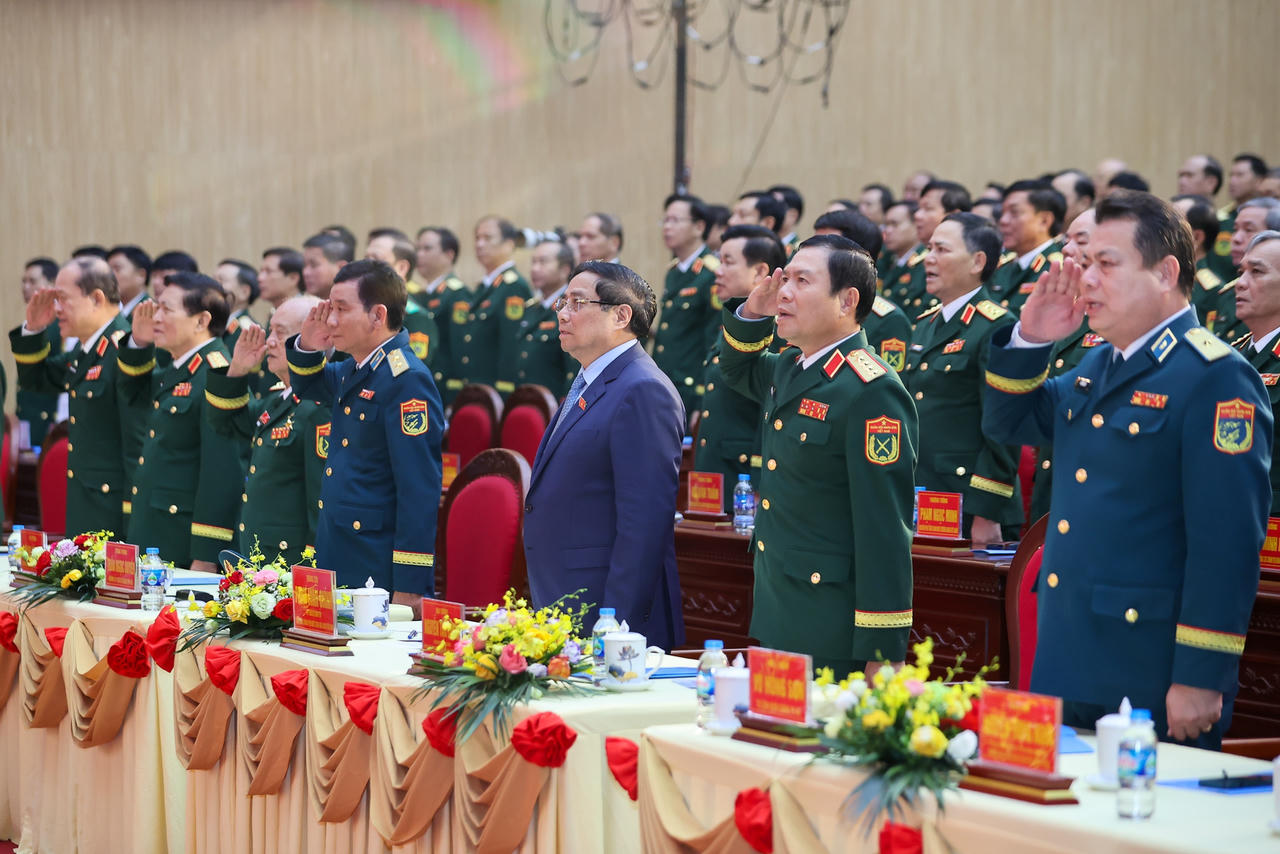Thủ tướng Phạm Minh Chính và các đại biểu thực hiện nghi lễ chào cờ - Ảnh: VGP/Nhật Bắc