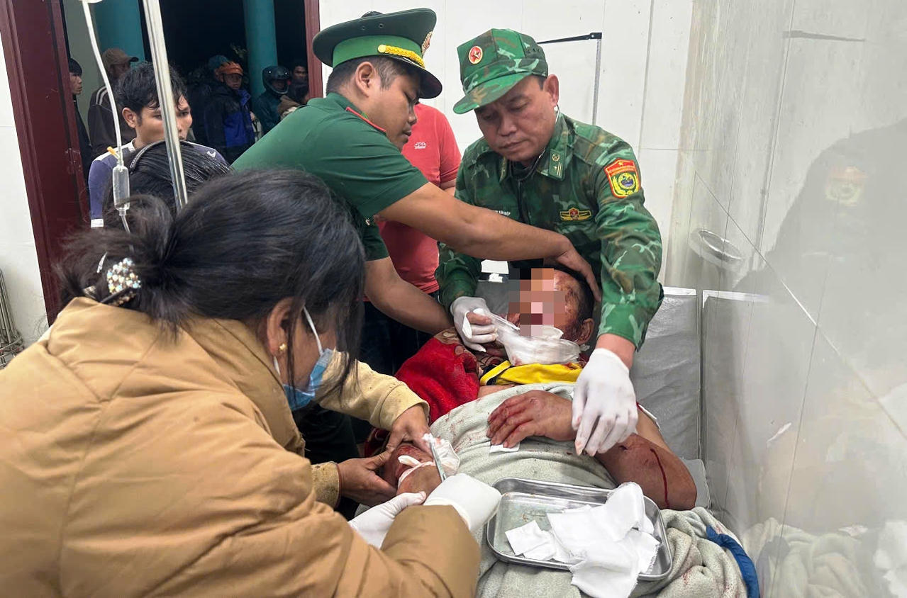 Quân y sơ cứu ban đầu cho&nbsp;nạn nhân PơLoong Nhương.
