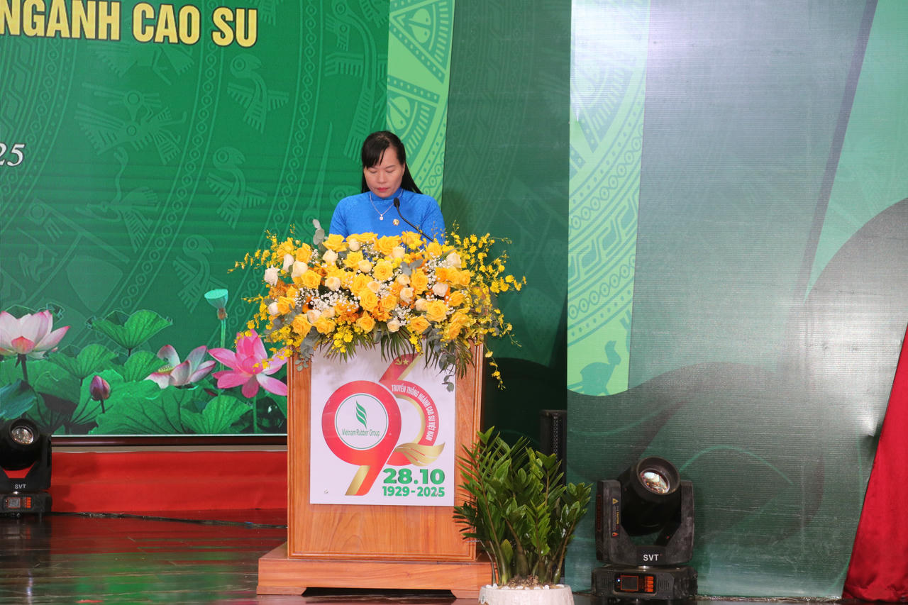 Chị Lê Thị Thương, công nhân khai thác Công ty TNHH MTV Cao su Phú Riềng xúc động chia sẻ tại buổi lễ.