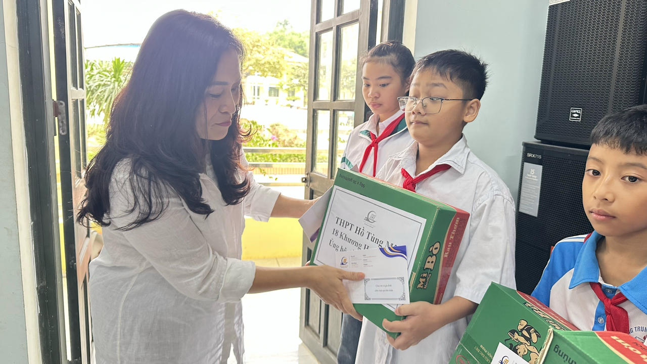 Cô Tô Thị Thủy tặng quà cho các bạn học sinh Trường THCS Cao Ngạn&nbsp;