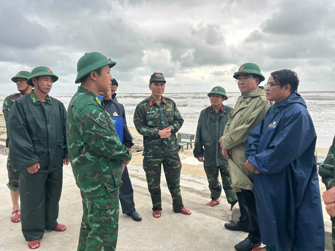 Đoàn kiểm tra, nắm tình hình tại các khu vực bờ biển xã Hải Dương và Phú Vinh.