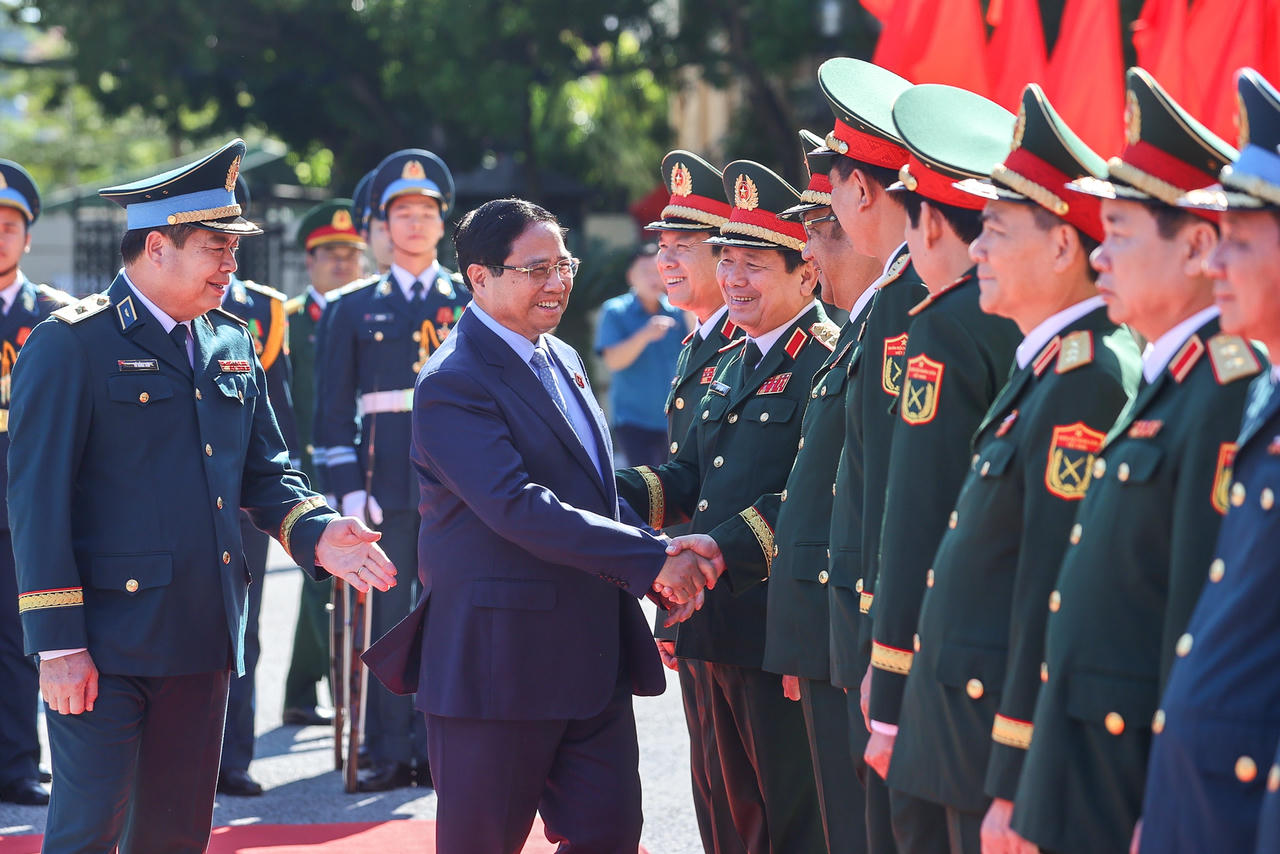 Thủ tướng Phạm Minh Chính với lãnh đạo Bộ Quốc phòng, Quân chủng Phòng không - Không quân tham dự buổi lễ - Ảnh: VGP/Nhật Bắc