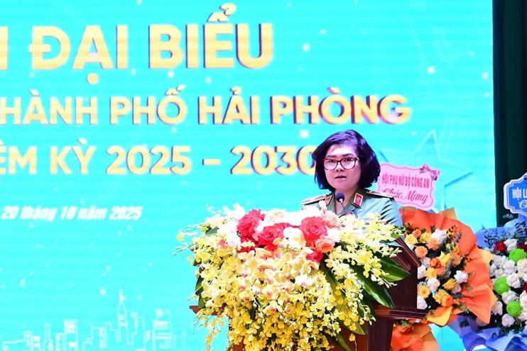 Thiếu tướng Ngô Hoài Thu, Phó Cục trưởng Cục Công tác chính trị, Trưởng Ban Phụ nữ Công an nhân dân phát biểu tại buổi lễ.