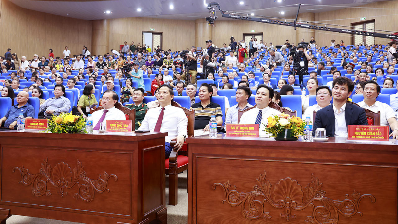 Các đại biểu tham dự lễ khai mạc.