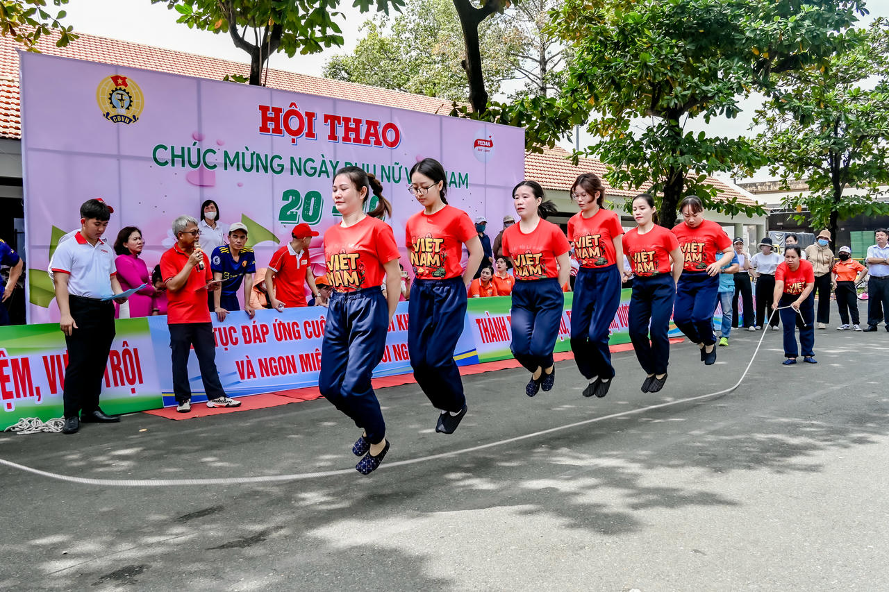 Các nhân viên nữ tham gia nhảy dây