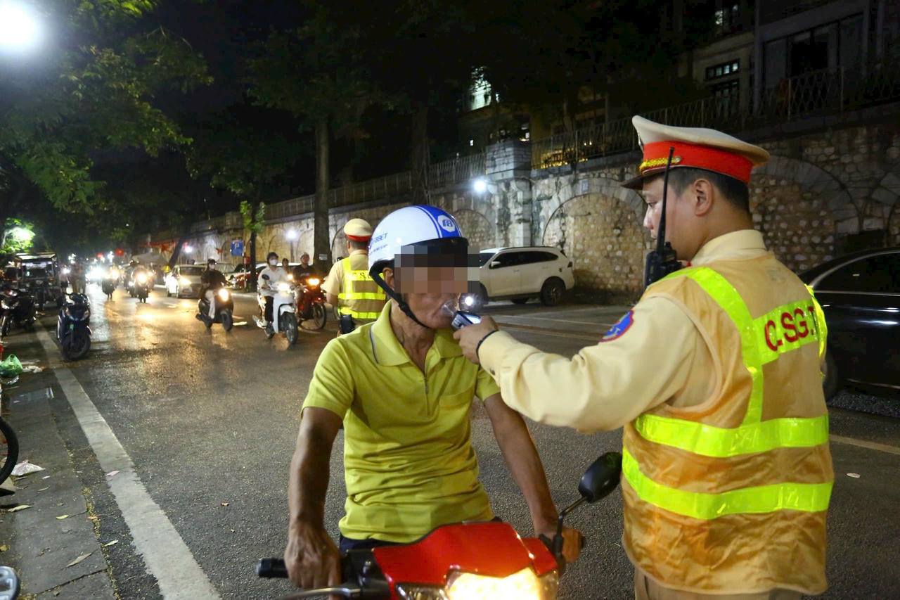 CSGT Hà Nội đồng loạt ra quân triển khai kiểm soát nồng độ cồn