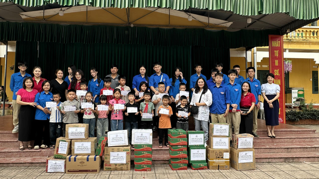 Đoàn thiện nguyện Trường THPT Hồ Tùng Mậu cùng các em học sinh Trường TH Cao Ngạn