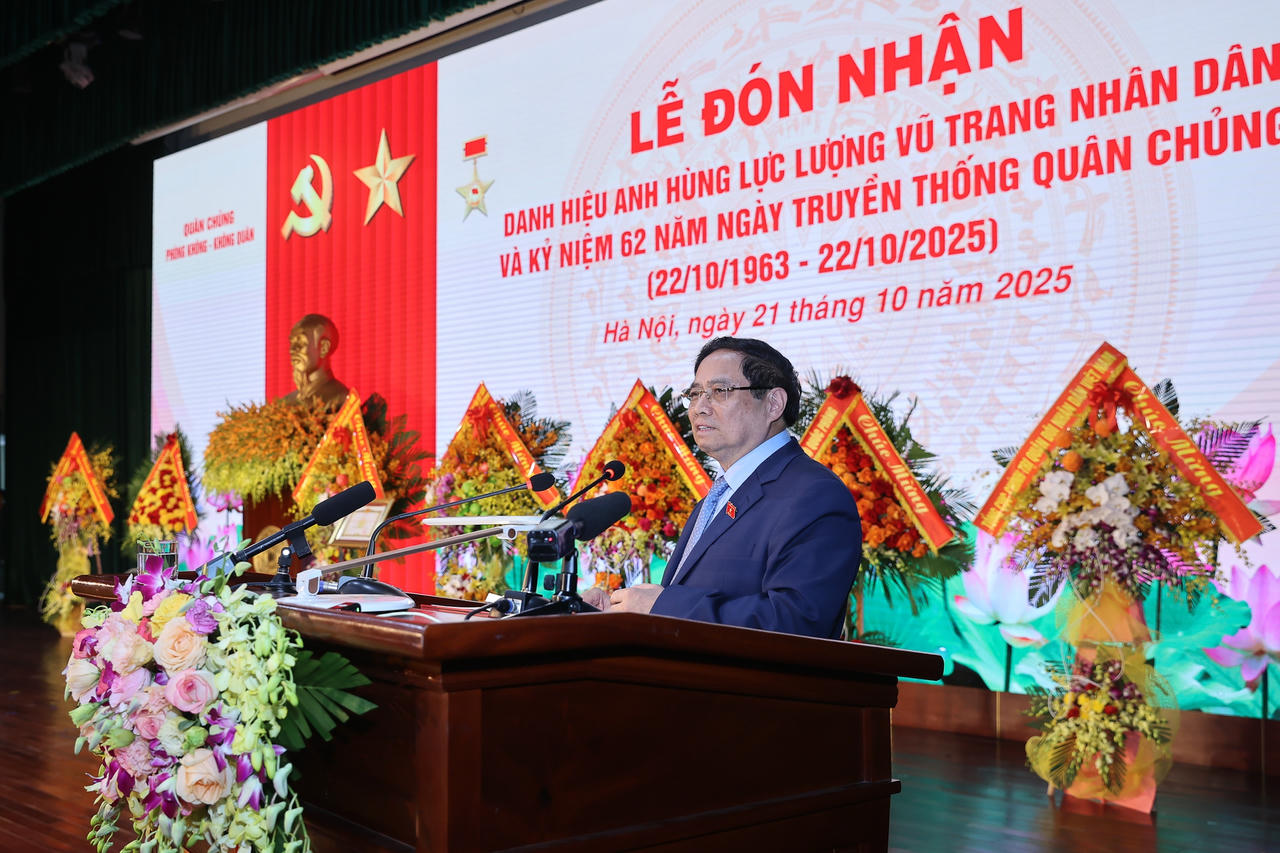 Thủ tướng Phạm Minh Chính đánh giá cao và nhiệt liệt biểu dương những chiến công, thành tích mà các thế hệ cán bộ, chiến sĩ Quân chủng đã đạt được trong 62 năm qua - Ảnh: VGP/Nhật Bắc
